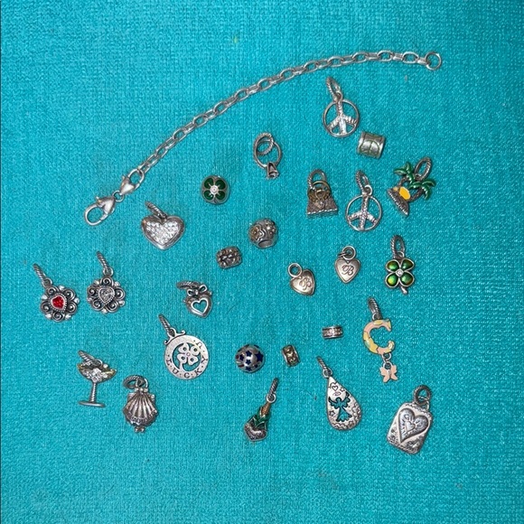 Vintage Brighton Charm bracelet with tin. 26 charms. 7.5 inches. - Picture 8 of 16